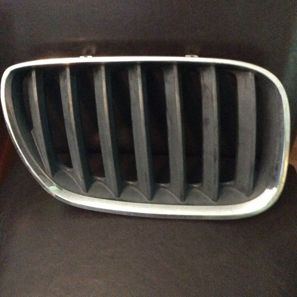 2006 BMW front grill cover passenger side used